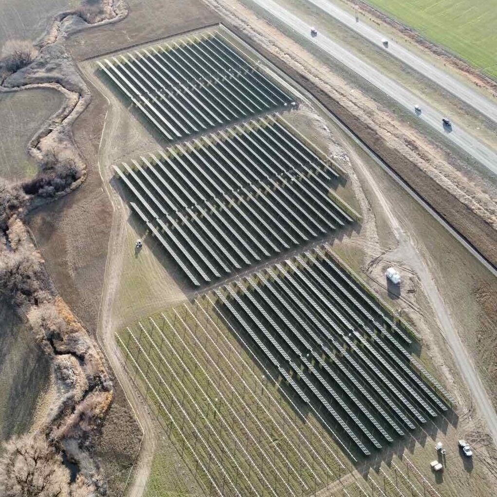 Assembling a solar farm Panel arrays under construction at Greenbacker’s Camas solar project (6.7-MWdc) in Kittitas County, WA.