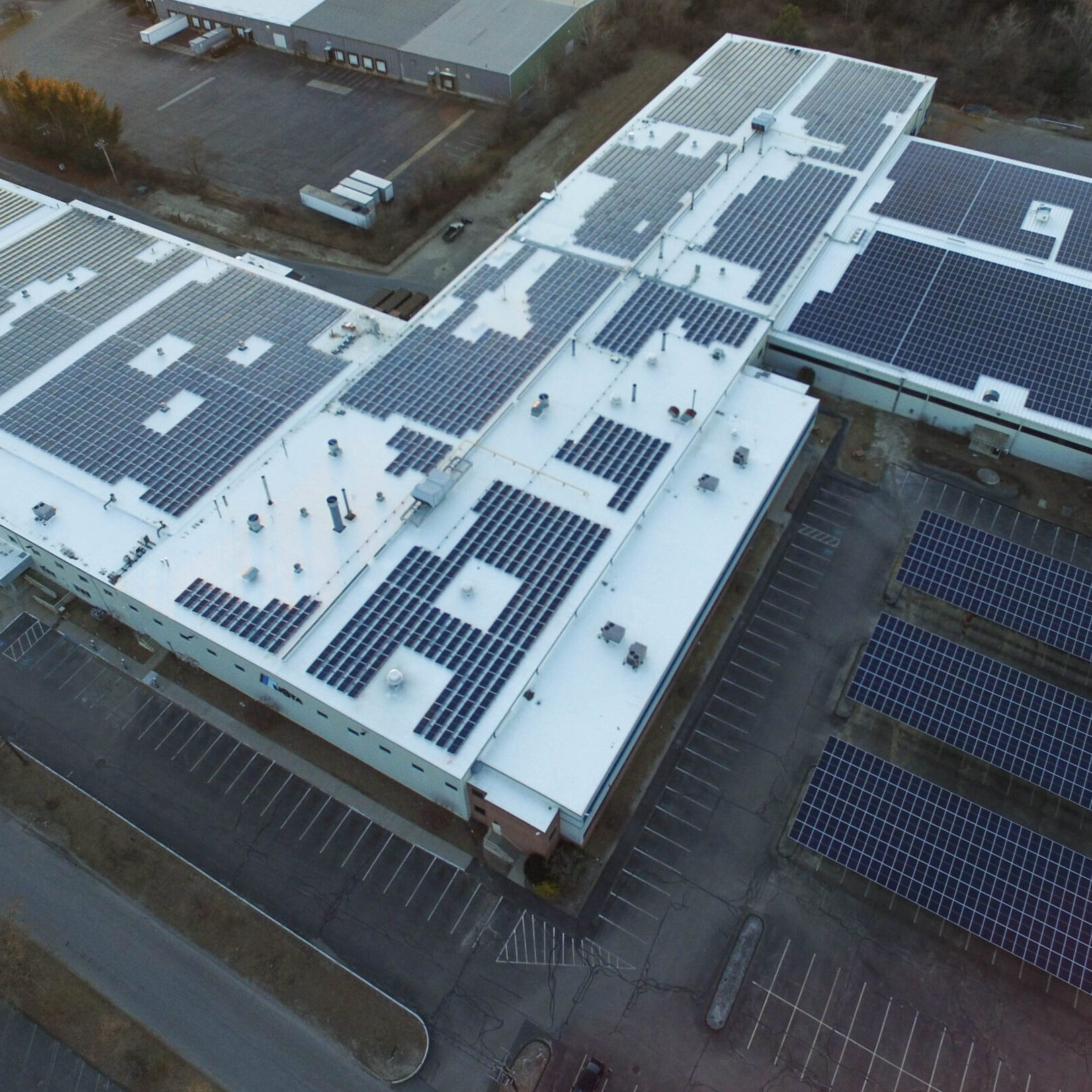 Rooftop plus carport solar Greenbacker’s 1.9-MWdc rooftop plus carport solar project in Holliston, MA.